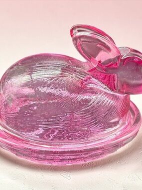 LE Smith Hot Pink Colored Glass Bunny Rabbit On Nest Covered Dish 4" Vtg READ